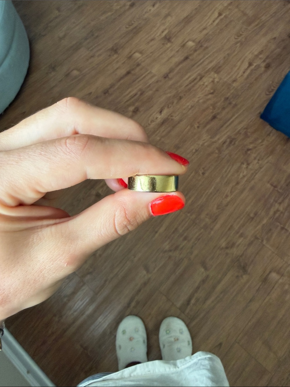 Oura Ring 4 - Gold size 9 - Picture 4 of 5